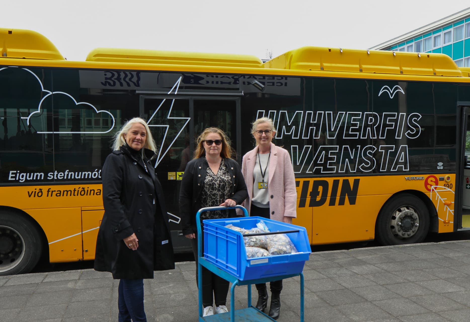 Dóra Elín Atladóttir, forstöðumaður Vildarbarna tekur við myntinni af Sigríði Harðardóttur og Elísu Kristmannsóttur frá Strætó