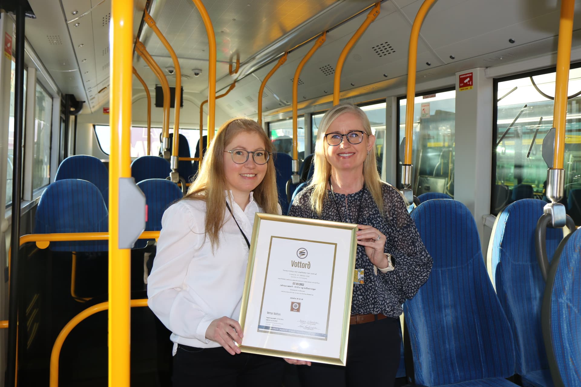 Rósa Guðmundsdóttir, project and quality manager of Strætó and Sigríður Harðardóttir, manager of human resources and quality at Strætó with the equal pay certification