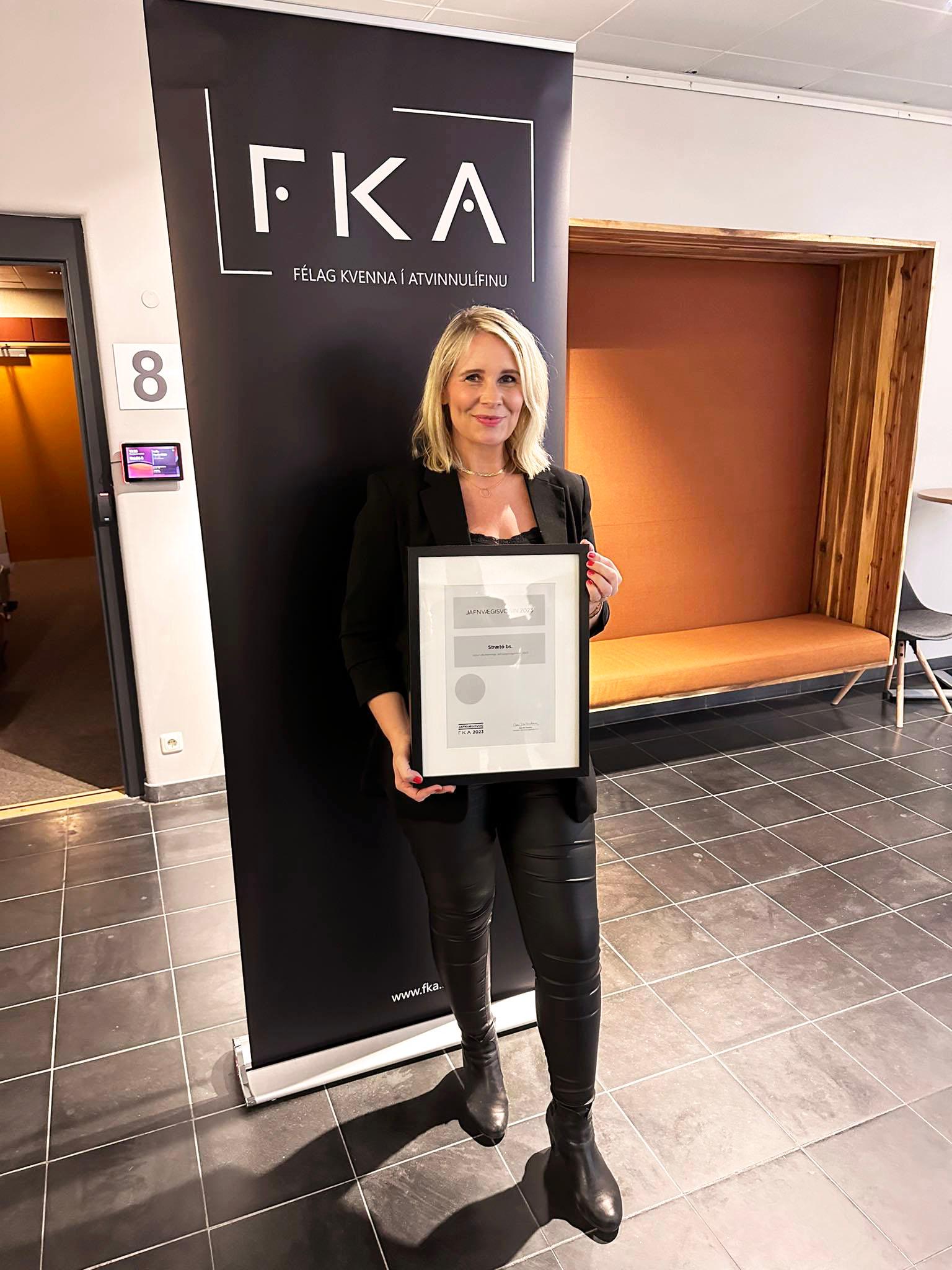 Sigurborg Þórarinsdóttir, director of HR and quality management at Strætó, accepted the award on behalf of Strætó