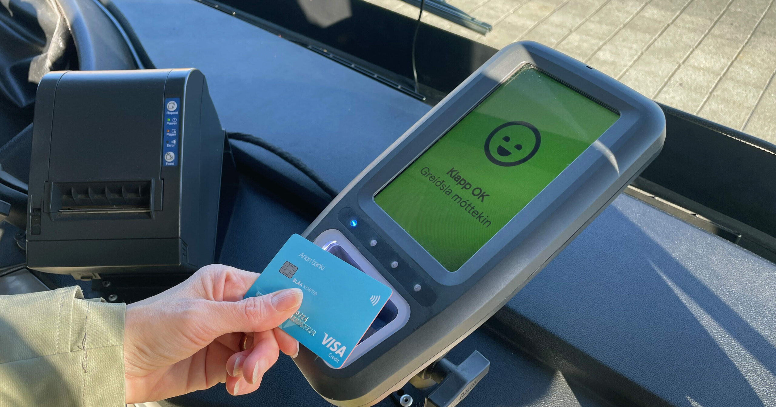Pay contactless on board the bus – Strætó